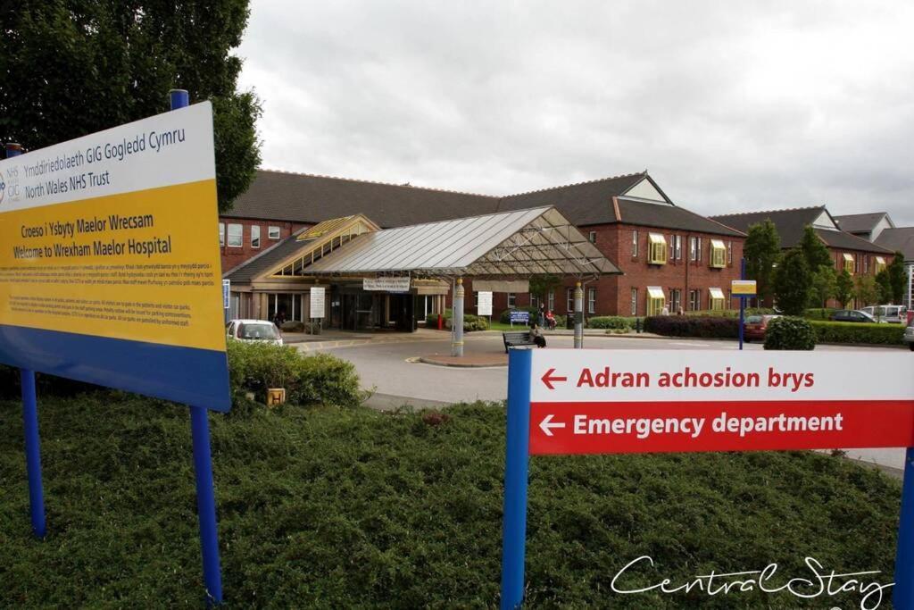 Wrexham Central Stay Apartment Seven Extérieur photo